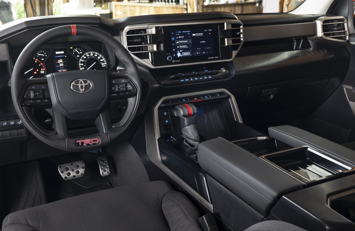 Cockpit avant du Toyota Tundra 2022 incluant le tableau de bord et la console centrale