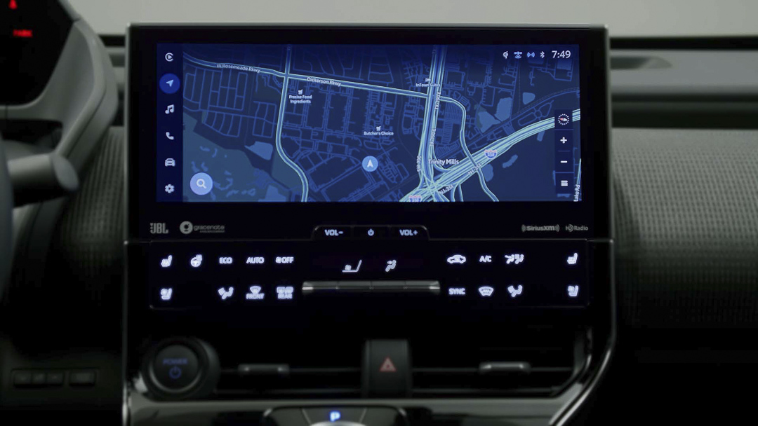 vue rapprochée de l'écran tactile à bord du Toyota BZ4X 2022