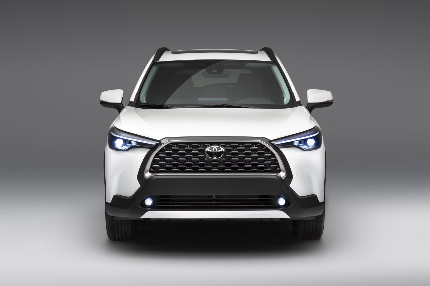 vue frontale d'une Toyota Cross hybride 2023