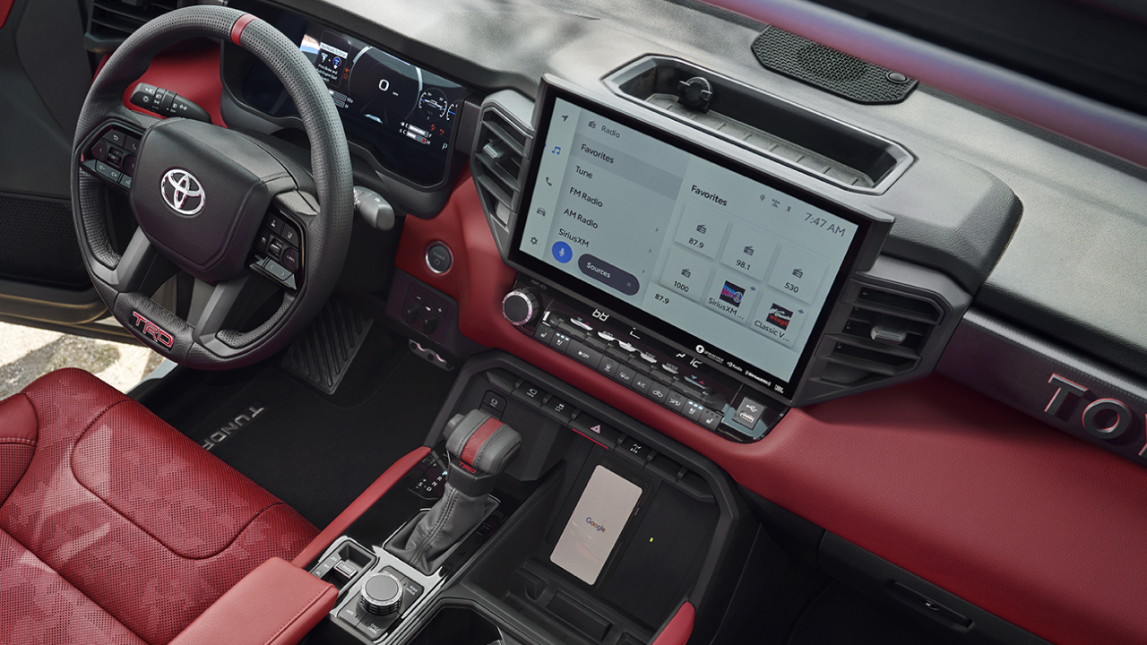 Vue de l'intérieur du Toyota Tundra 2024 et de son tableau de bord