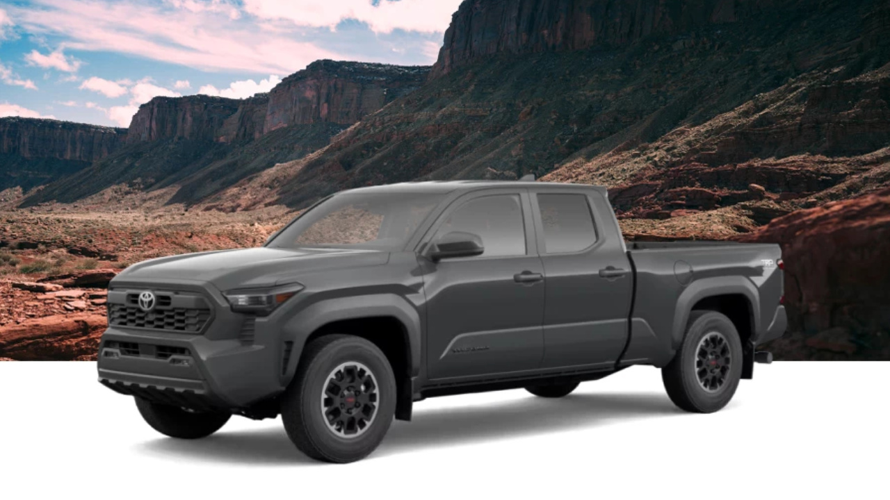 Toyota Tacoma 2026 blanc stationné dans un paysage de montagne